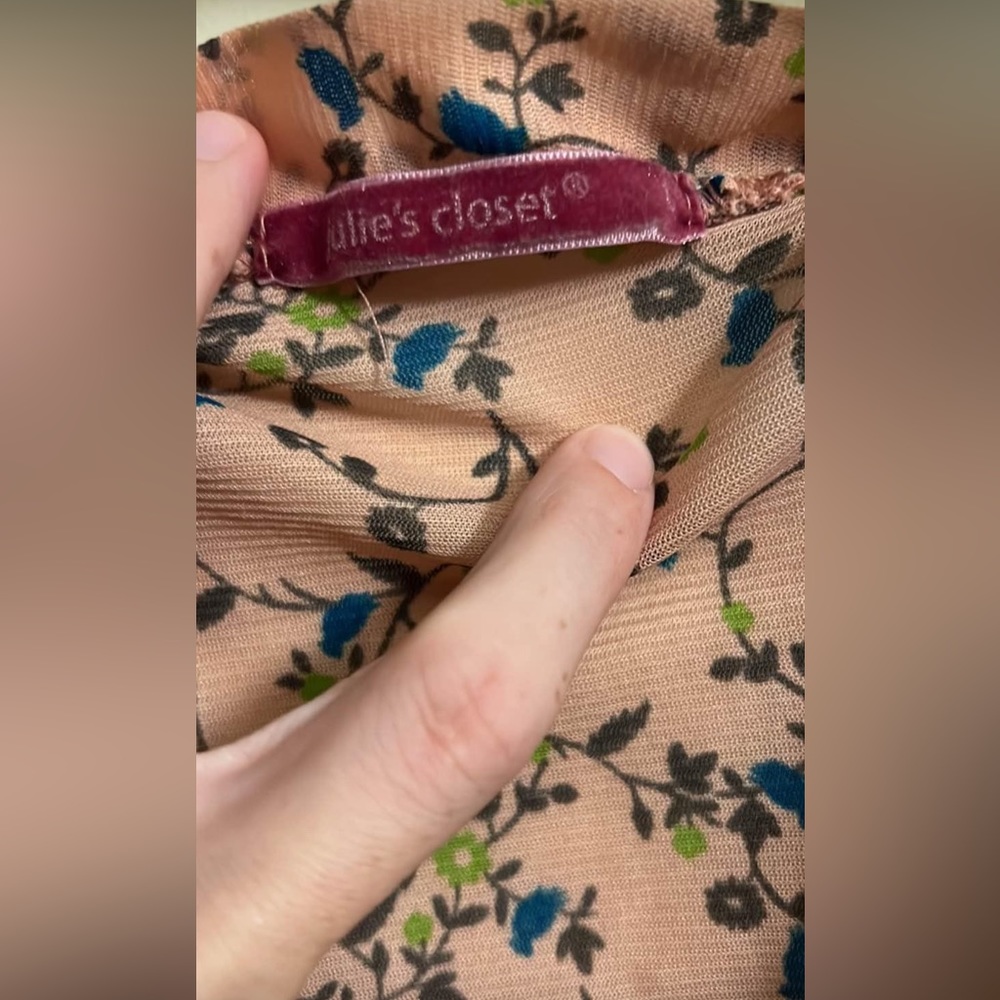 Floral Julie’s Closet Top 🌺free with purchase ✨ - Picture 2 of 3